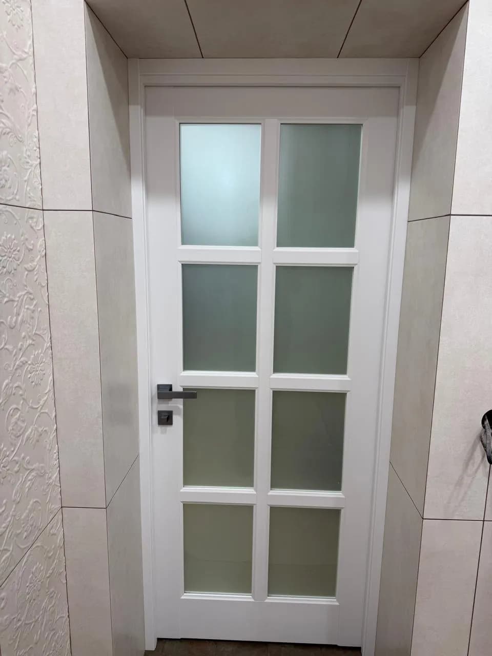 Белая дверь со стеклом