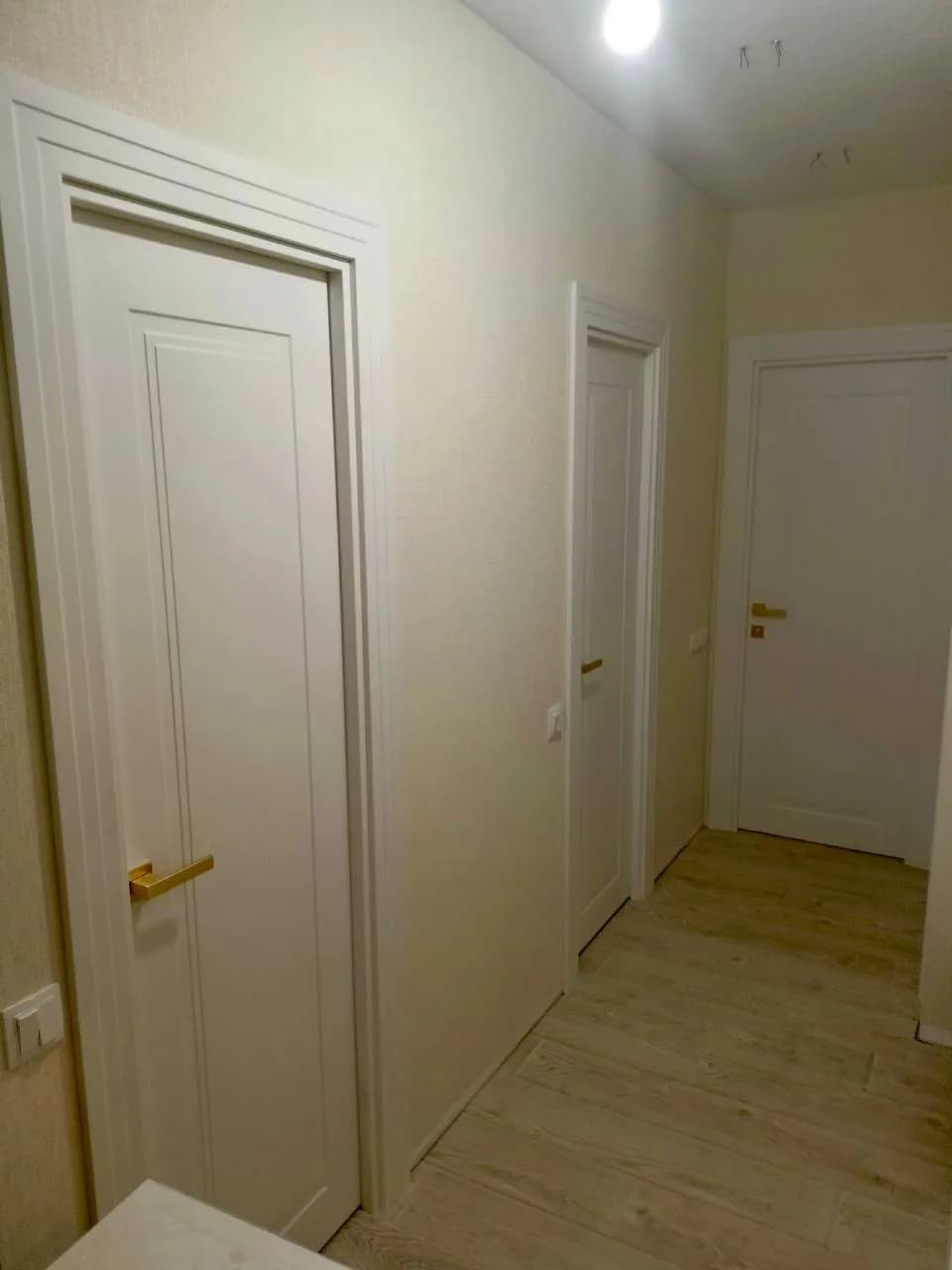 Белые двери в коридоре