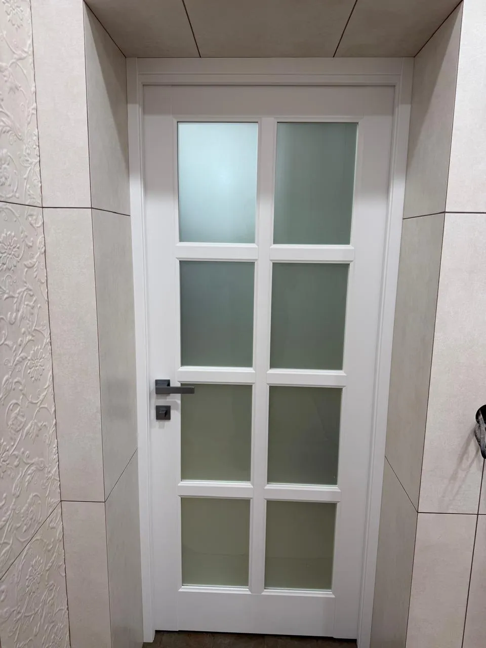 Белая дверь со стеклом